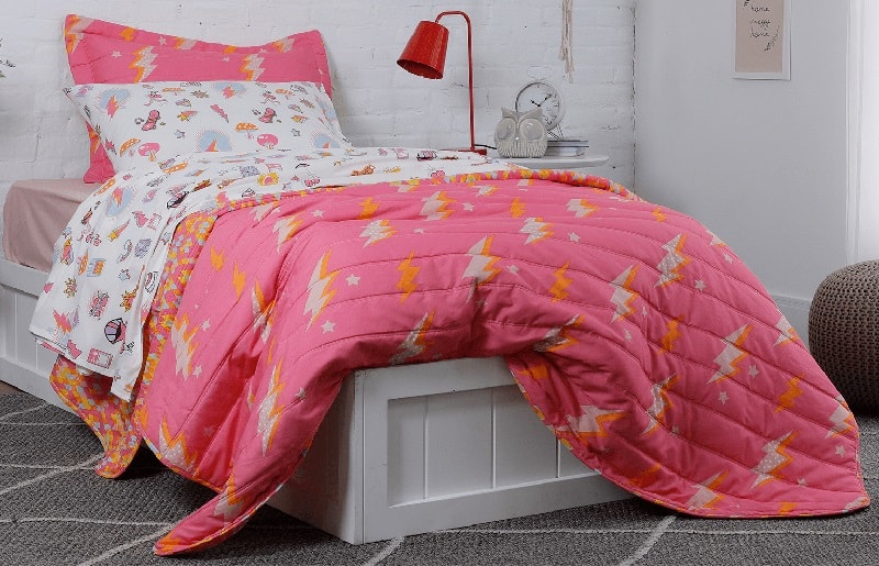 roupa de cama rosa em quarto infantil pequeno