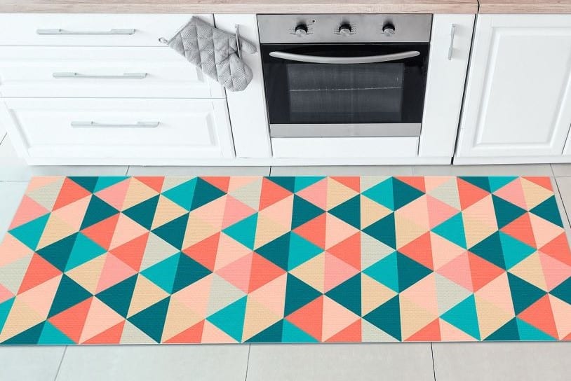 As estampas geométricas são opções atemporais, inclusive em tapetes para cozinha