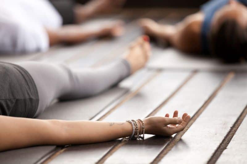 Para relaxar, a Postura do Cadáver é a melhor maneira de encerrar a prática de yoga.
