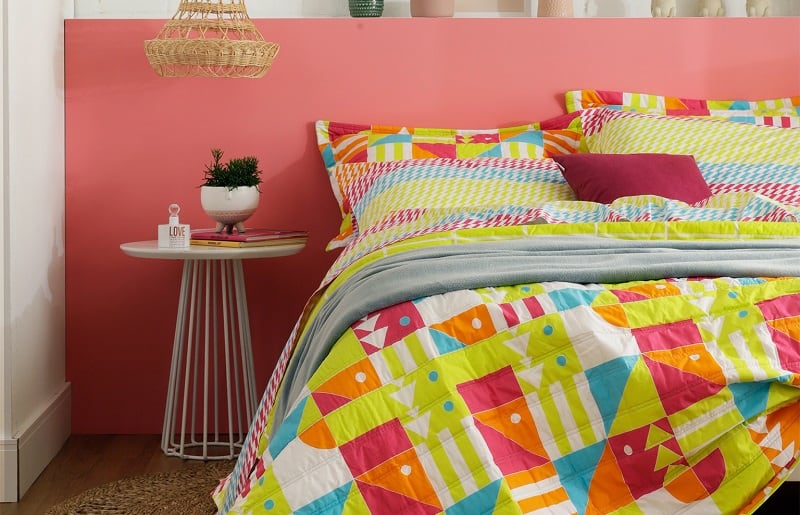 roupa de cama com estampa colorida