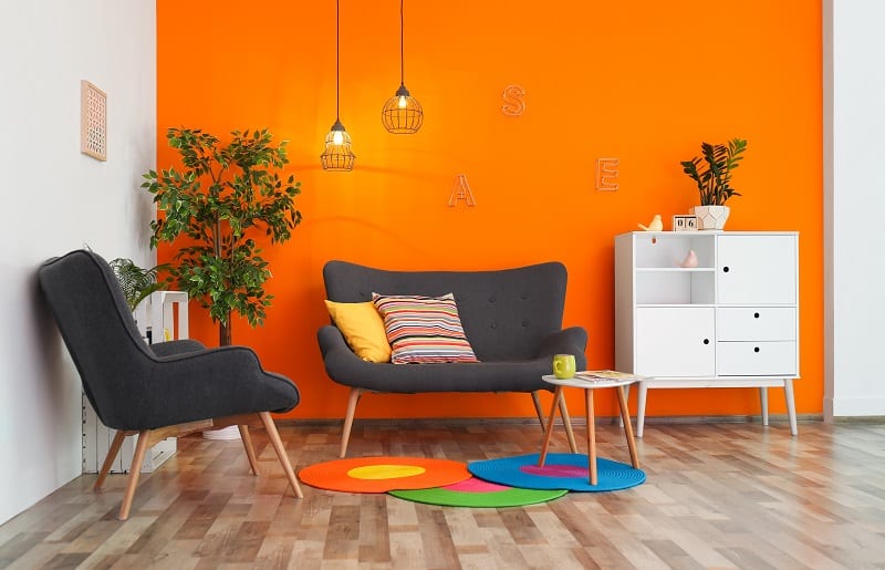 casa colorida com parede laranja