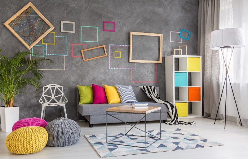 sala de estar com móveis e decoração colorida