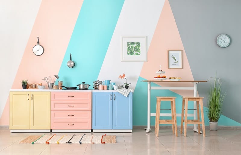 cozinha de casa colorida com móveis e parede em paleta de cores candy