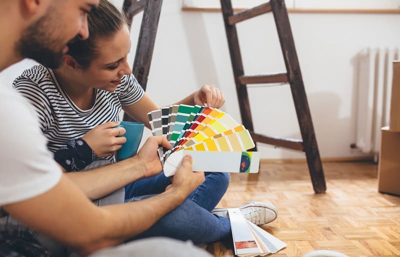 casal selecionando cores para casa colorida