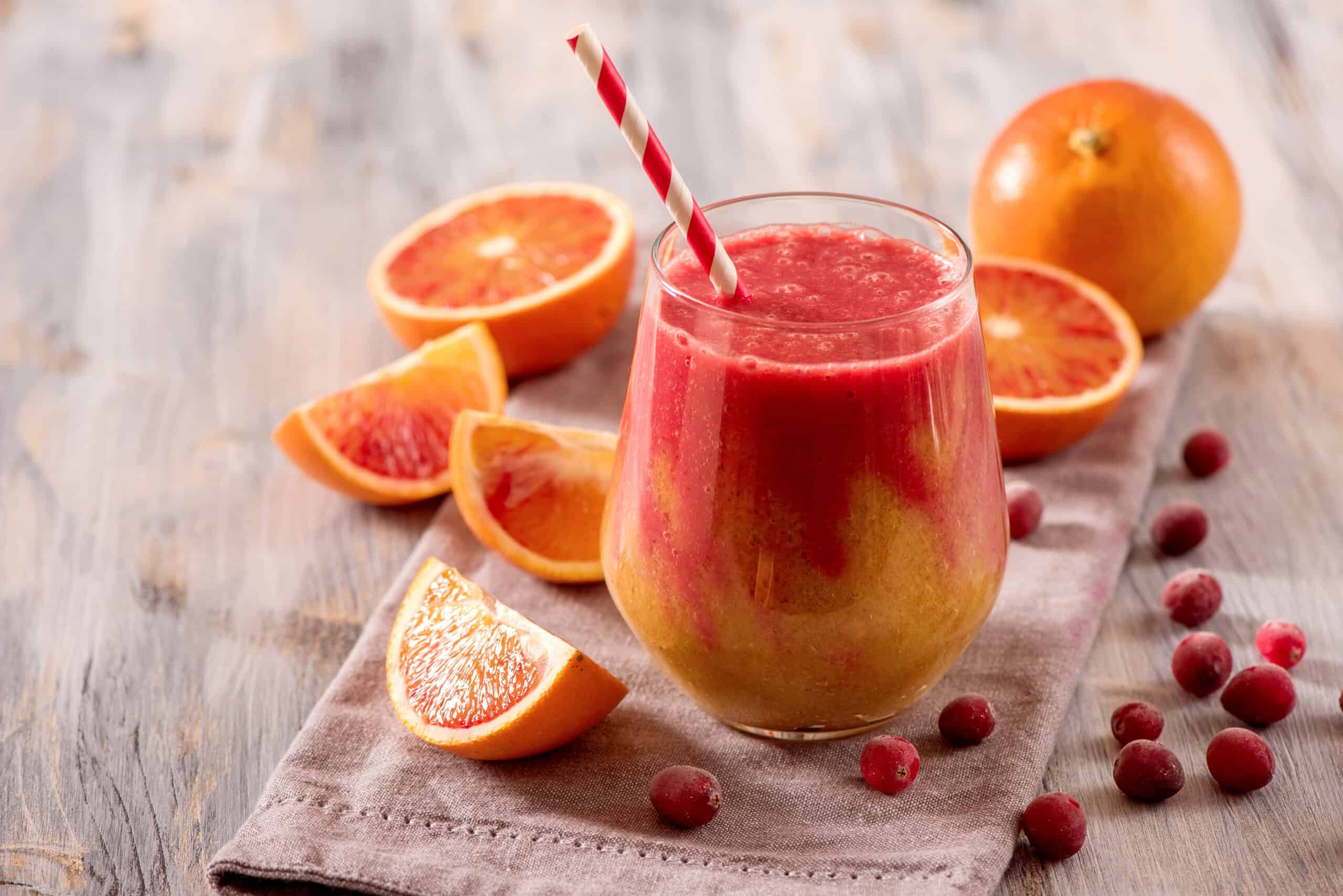 copo com suco de laranja e cranberry 