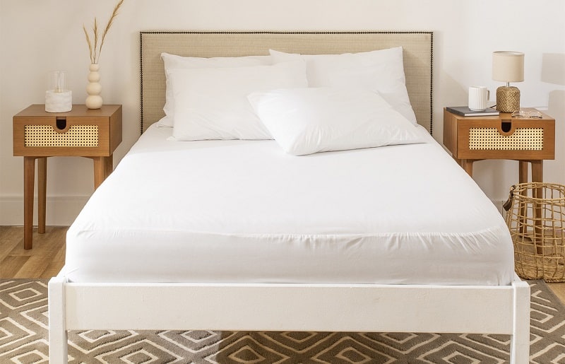cama revestida com protetor de cama tanto no colchão quanto nos travesseiros