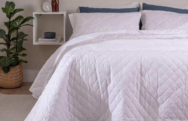 cama posta com kit colcha branco e lençóis na cor azul 